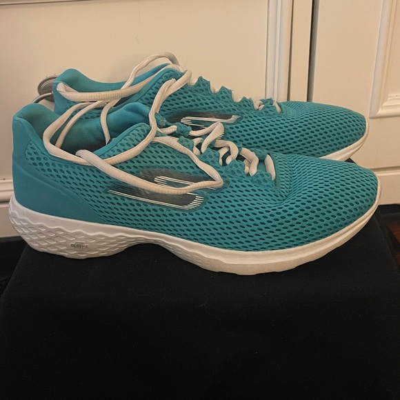 Skechers Teal Sneakers with White Details - Picture 4 of 10